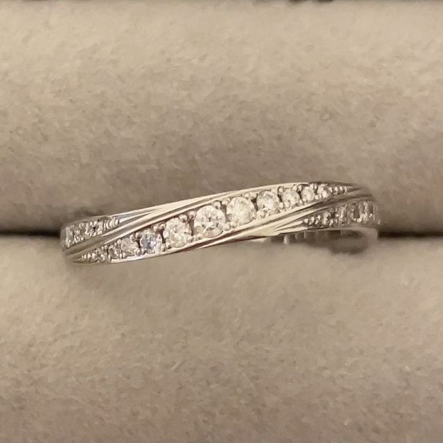【PILOT BRIDAL(パイロットブライダル)の口コミ】 形が緩めのウェーブになっていて、指輪の半分がダイヤで埋め尽くされてい…
