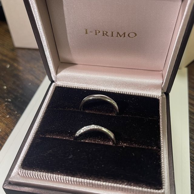 【アイプリモ(I-PRIMO)の口コミ】 指輪の形がウェーブしております。ダイヤモンドがウェーブに沿って埋め込…