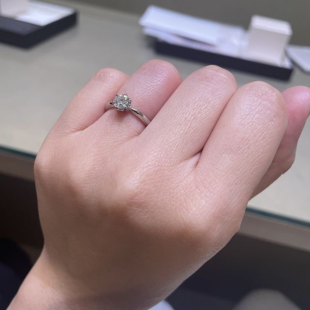 【アイプリモ(I-PRIMO)の口コミ】 「婚約指輪といえばソリティアだ〜！」という憧れが詰まった指輪です！

…
