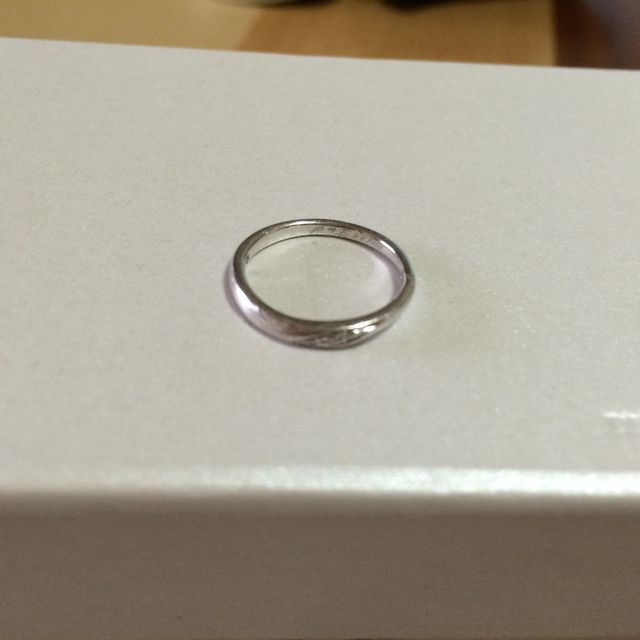 【銀座ダイヤモンドシライシの口コミ】 華奢な指輪が欲しく、こちらは細めで緩やかなカーブをしているので指によ…