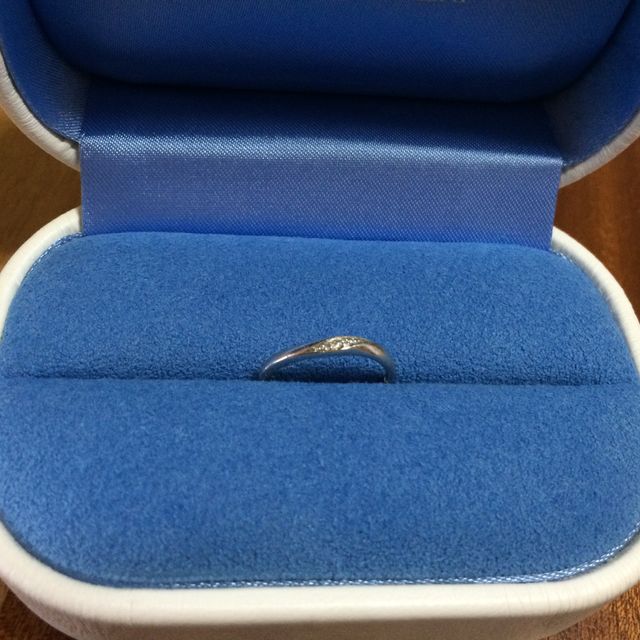 【銀座ダイヤモンドシライシの口コミ】 華奢な指輪が欲しく、こちらは細めで緩やかなカーブをしているので指によ…