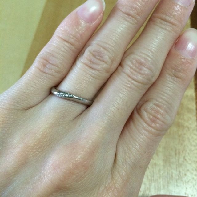 【銀座ダイヤモンドシライシの口コミ】 華奢な指輪が欲しく、こちらは細めで緩やかなカーブをしているので指によ…