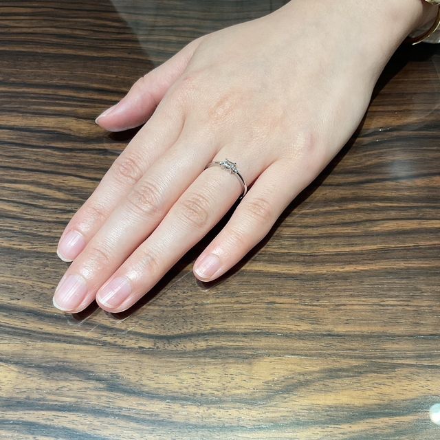 【RosettE(ロゼット)の口コミ】 結婚指輪と重ね付けがしたくて、ストレートタイプかつエメラルドカットで…