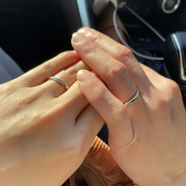 【銀座ダイヤモンドシライシの口コミ】 指輪を買う前は、真っ直ぐの形の指輪がいいと思っていましたが、実際に少…