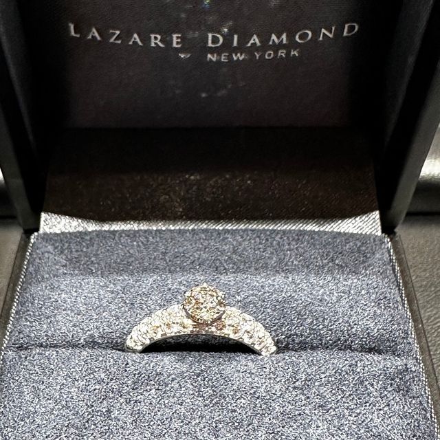 【ラザール ダイヤモンド(LAZARE DIAMOND)の口コミ】 パヴェなので華やかに見えます。また、周りのダイヤと反射し合うので、セ…