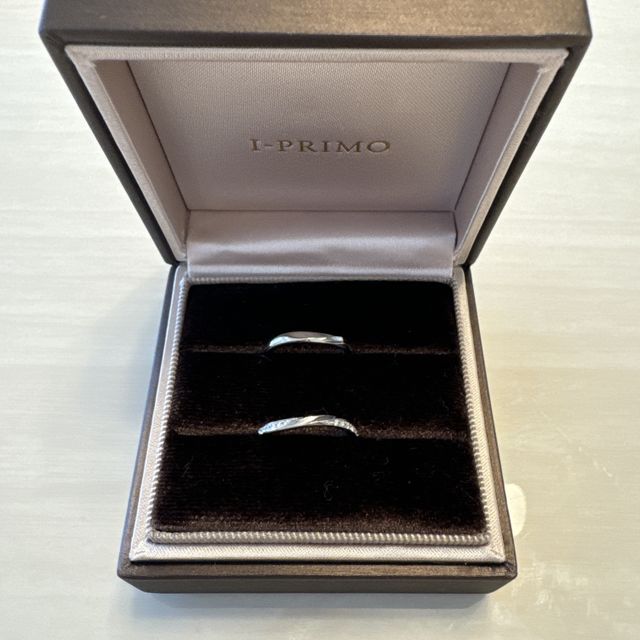 【アイプリモ(I-PRIMO)の口コミ】 女性の指輪はダイヤモンドが10個入っていて、
どの角度から見てもとても綺…