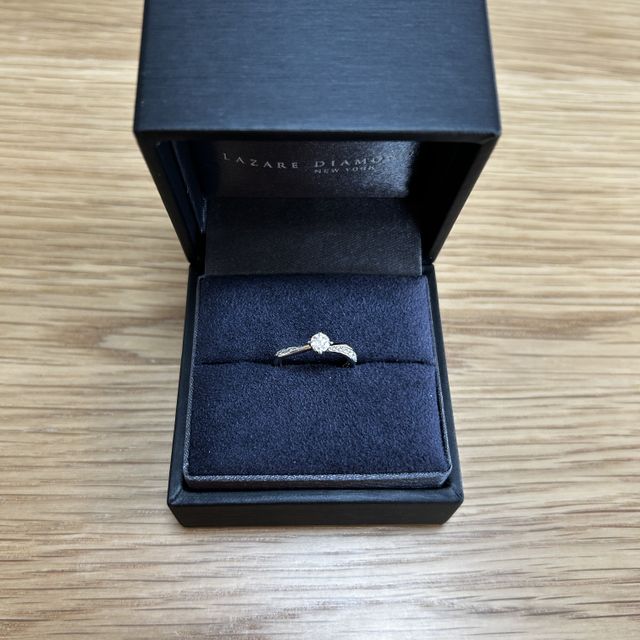 【ラザール ダイヤモンド(LAZARE DIAMOND)の口コミ】 どの角度から見てもダイヤモンドの七色の輝きが綺麗にみえるところが魅力…