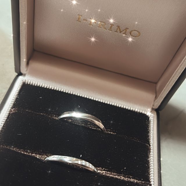 【アイプリモ(I-PRIMO)の口コミ】 V字のダイヤが多めについてるキラキラしたデザインの指輪です。旦那さんの…
