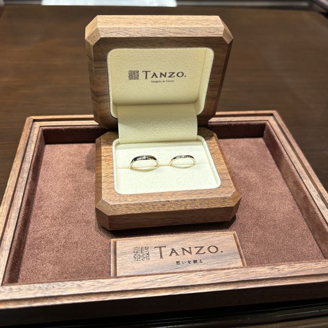 【TANZO.(鍛造指輪)の口コミ】 深すぎず浅過ぎないV字のデザインとなっていて、指がキレイに見える。色も…