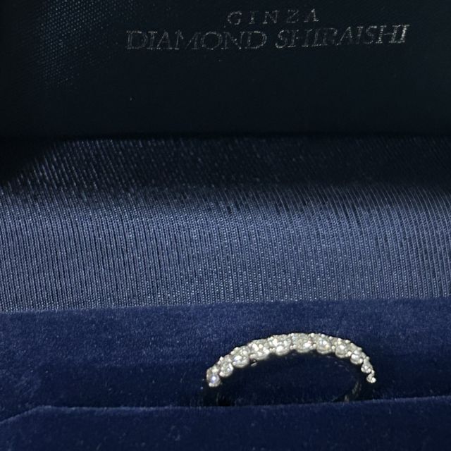 【銀座ダイヤモンドシライシの口コミ】 ハーフエタニティリングなので、シーンに合わせて、指輪の表情が変えられ…