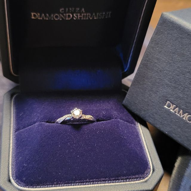 【銀座ダイヤモンドシライシの口コミ】 螺旋に見えるようなメレダイヤのデザインが特徴的な指輪です。中央の石が…