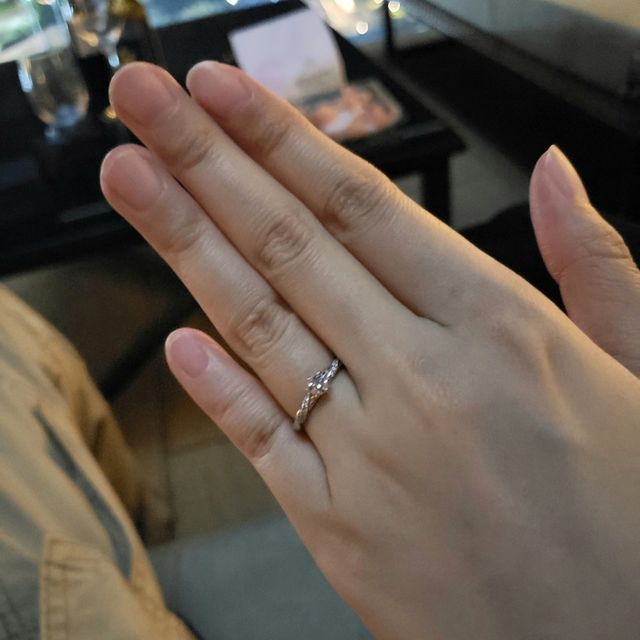 【銀座ダイヤモンドシライシの口コミ】 螺旋に見えるようなメレダイヤのデザインが特徴的な指輪です。中央の石が…