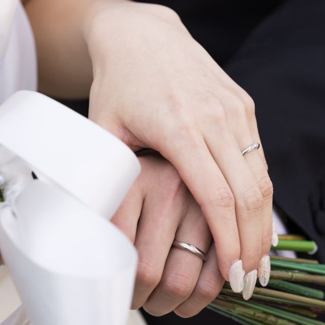 【銀座ダイヤモンドシライシの口コミ】 指環の形はストレートですが、ダイヤモンドが入っている部分小指の方に向…