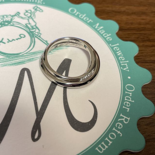 【ケイウノ ブライダル(K.UNO BRIDAL)の口コミ】 シンプルですが、セミオーダーでダイヤを３つ溜めたので手元で輝いていま…