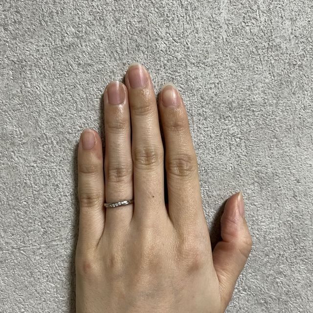 【アイプリモ(I-PRIMO)の口コミ】 斜めにダイヤモンドが5つもついているので程よいシンプルさと、可愛いさが…