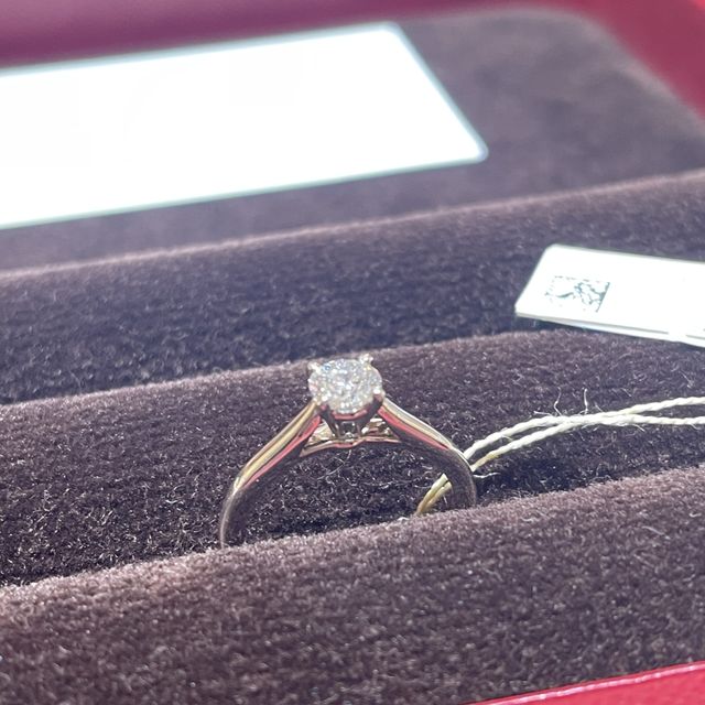 【カルティエ(Cartier)の口コミ】 歴史あるデザインでカッコ良いです。なによりカルティエの婚約指輪を付け…