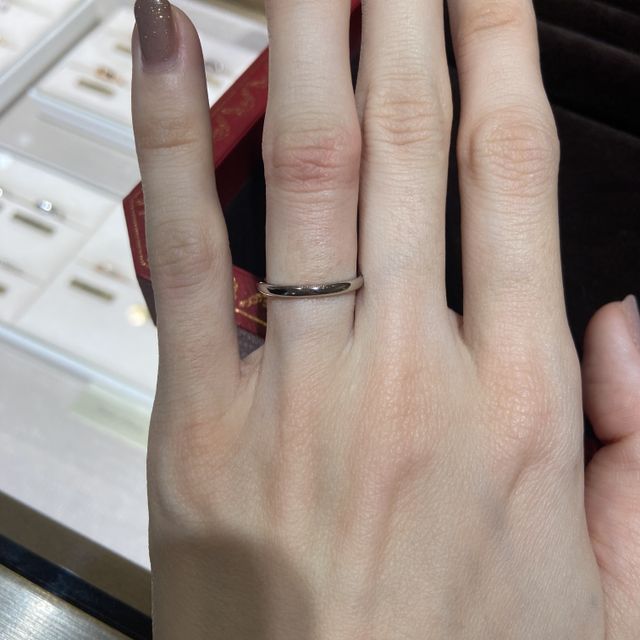 【カルティエ(Cartier)の口コミ】 婚約指輪と重ね付けができる普段から着けっぱなしにできるシンプルなデザ…