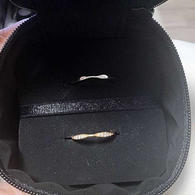 【シャネル(CHANEL)の口コミ】 指が太く、短いのでリングが細いのを探していました。
色々な種類があり目…