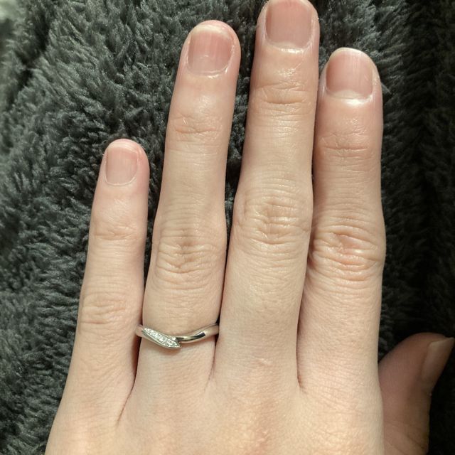 【俄(にわか)の口コミ】 シンプルなデザイン。指が綺麗に見える細くウェーブがかかっていて一目惚…