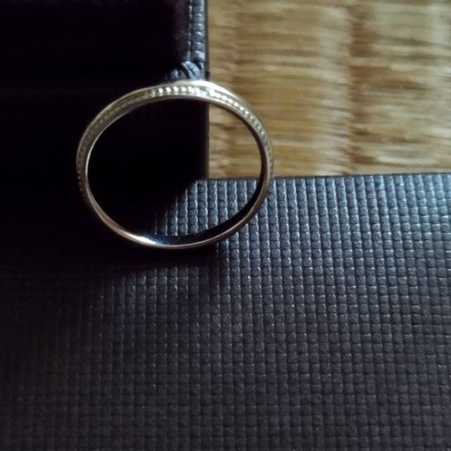 【Ankhore(アンクオーレ)の口コミ】 真ん中にダイヤがはいっていて、キラキラしている。
角度によって光の加減…