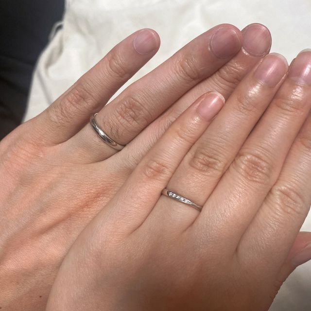 【銀座ダイヤモンドシライシの口コミ】 指輪のデザインについて、旦那は仕事でも付けられるようにシンプルなデザ…