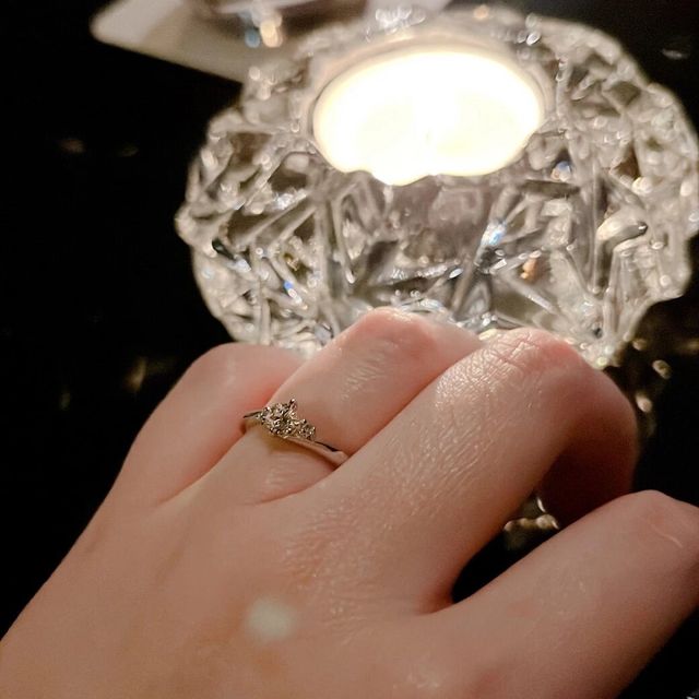 【アイプリモ(I-PRIMO)の口コミ】 シンプルでいてウェーブもあり、また真ん中のダイヤの横に小さなダイヤも…