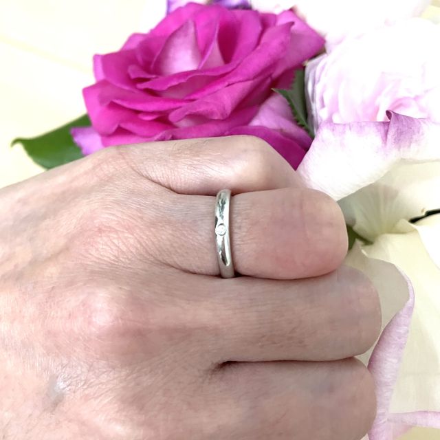 【ティファニー(Tiffany & Co.)の口コミ】 ティファニーの細めのシンプルなリングです。プラチナにラウンド・ブリリ…