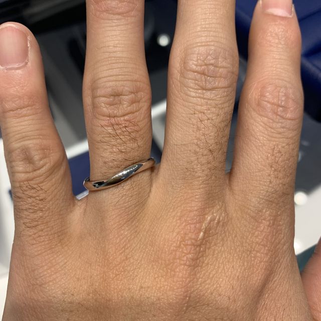 【銀座ダイヤモンドシライシの口コミ】 シンプルで飽きなさそうなデザイン。丸みをつけてあるデザインのようで付…