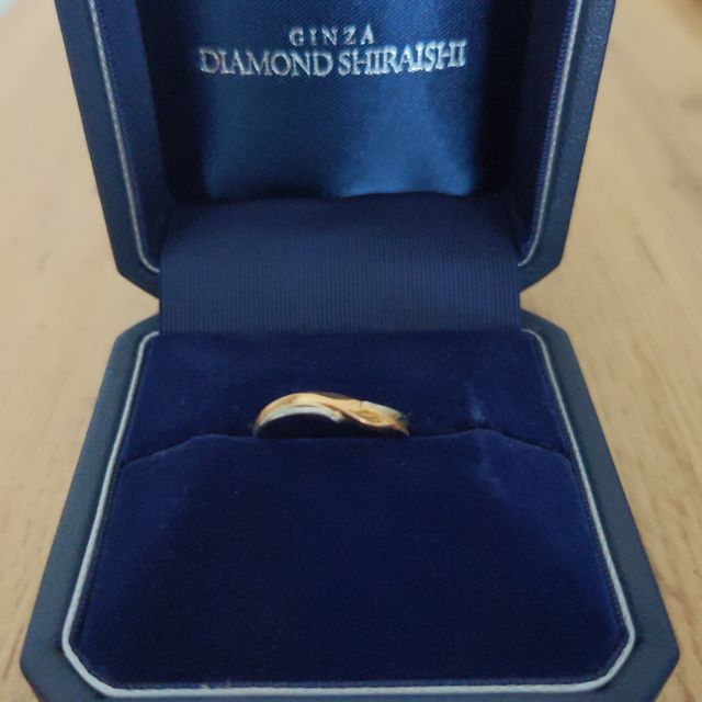 【銀座ダイヤモンドシライシの口コミ】 私の肌の色がイエロー寄りなので、肌に馴染みやすいピンクゴールドとプラ…