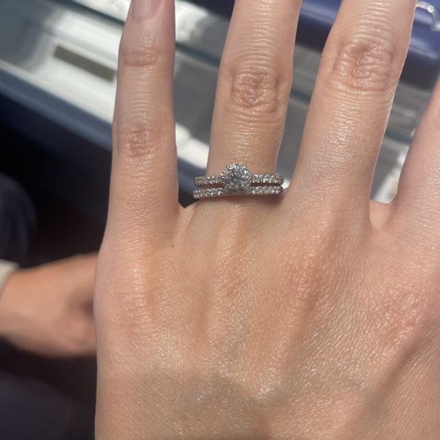 【銀座ダイヤモンドシライシの口コミ】 婚約指輪は取り巻きのデザインで結婚指輪はハーフエタニティを探していま…