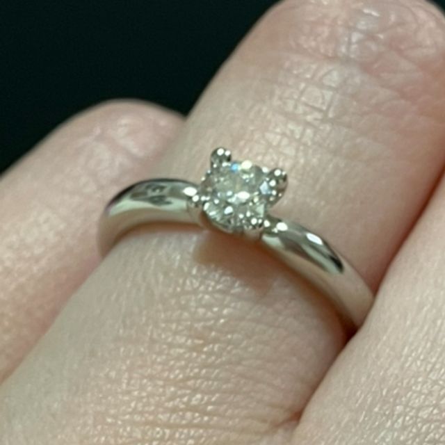 【ラザール ダイヤモンド(LAZARE DIAMOND)の口コミ】 丸みがある大きめの爪が可愛く、ダイヤモンドの輝きも惹き立つデザインで…