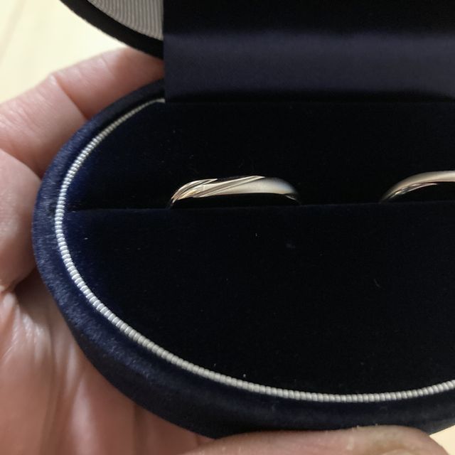 【Something Blue(サムシングブルー)の口コミ】 指輪をつけた際、着け心地がよかった。
指輪を回すことによってデザインが…