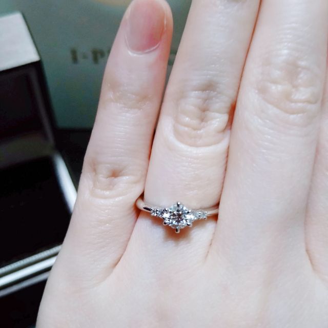 【アイプリモ(I-PRIMO)の口コミ】 ストレートでセンターダイヤモンドのサイドにメレダイヤモンドが付いてい…