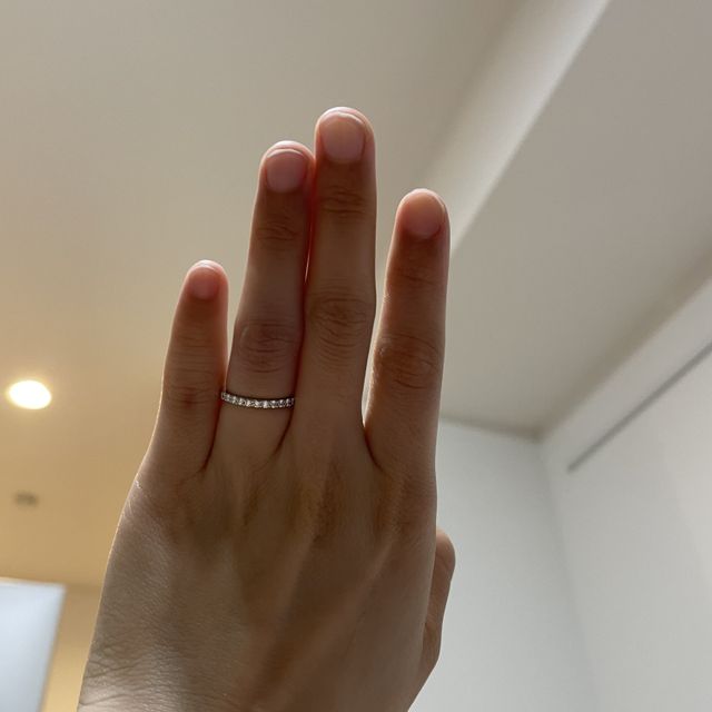 【銀座ダイヤモンドシライシの口コミ】 エタニティリングを探していました。
ハーフでもフルでも選択でき、太さな…