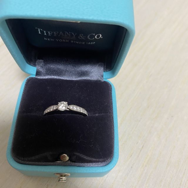 【ティファニー(Tiffany & Co.)の口コミ】 中央だけではなくサイドにも小さなダイヤモンドが並べられています。明る…
