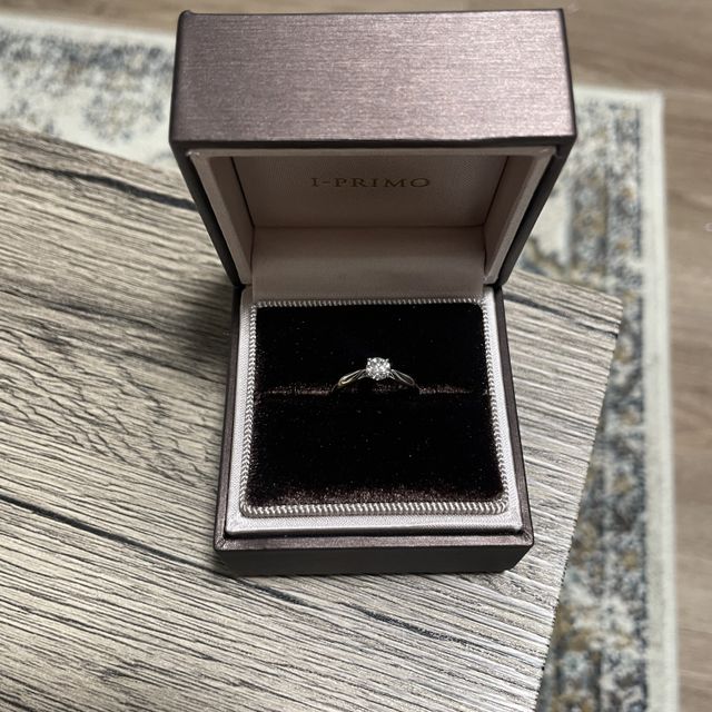 【アイプリモ(I-PRIMO)の口コミ】 指輪のデザインはシンプルで飽きが来なそうな、高級感のあるもの。そして…