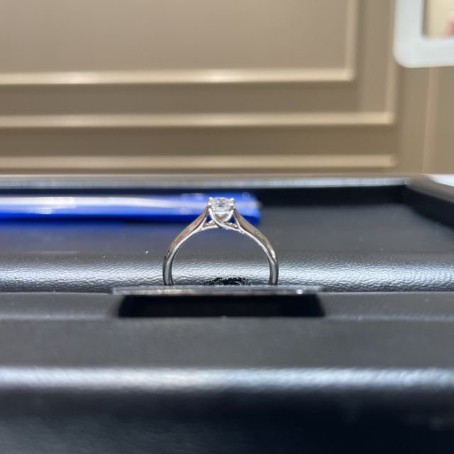 【ラザール ダイヤモンド(LAZARE DIAMOND)の口コミ】 シンプルで高級感と重厚感のあるリングを求めていました。横からの見え方…