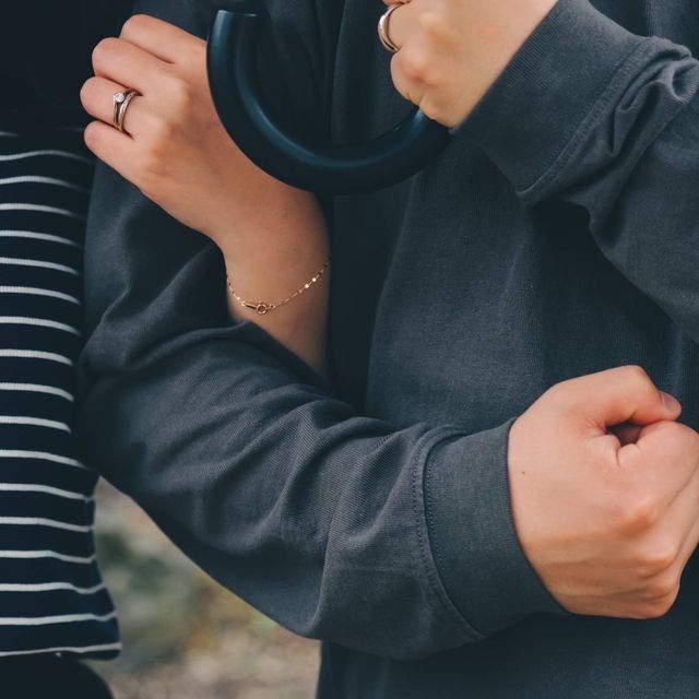 【出雲結(いずもゆい)の口コミ】 婚約指輪も結婚指輪も形がかわいい。
色を選ぶことができたので、ひとつは…