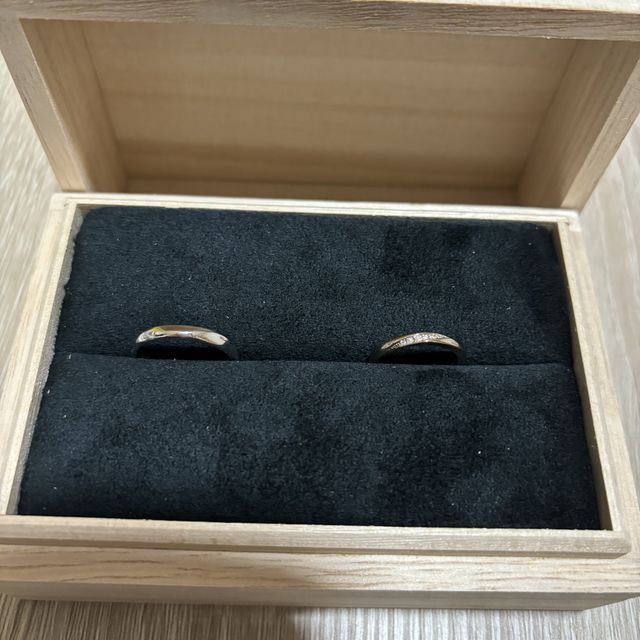 【出雲結(いずもゆい)の口コミ】 婚約指輪も結婚指輪も形がかわいい。
色を選ぶことができたので、ひとつは…