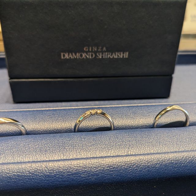 【銀座ダイヤモンドシライシの口コミ】 自分の指が細くて長いが、節がある手であったため、指輪を選ぶときには自…