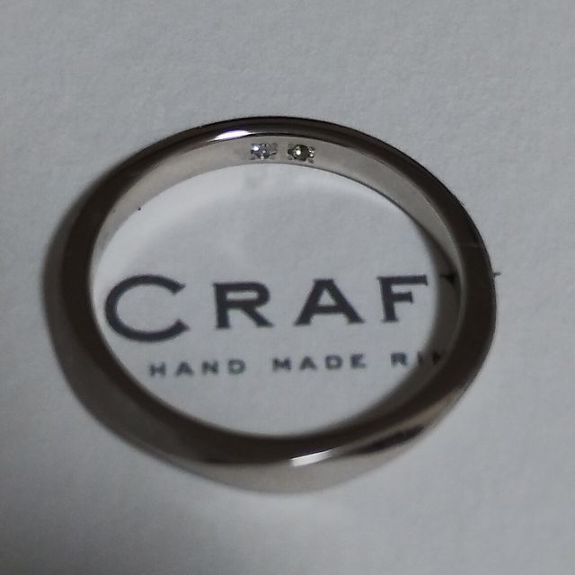 【CRAFY(クラフィ)の口コミ】 結婚指輪は全体をザラザラの質感にし、真ん中にツルツルとした質感のひね…