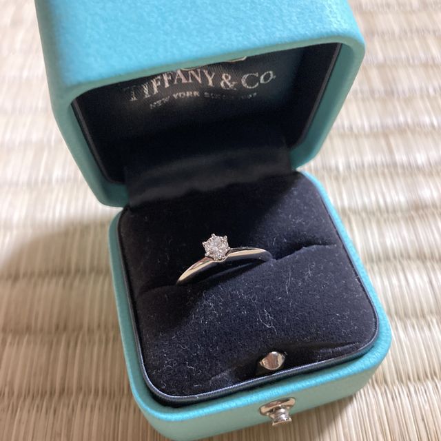 【ティファニー(Tiffany & Co.)の口コミ】 "婚約指輪といえばこんな形"というイメージ通りの指輪でした。…