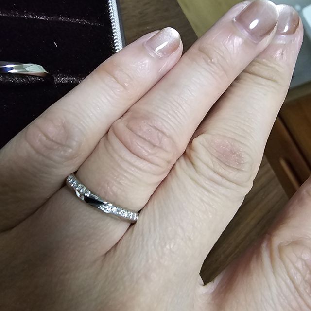 【アイプリモ(I-PRIMO)の口コミ】 ダイヤが上部分に付いていて、
斜めカットでかわいいです。
サイズもぴっ…