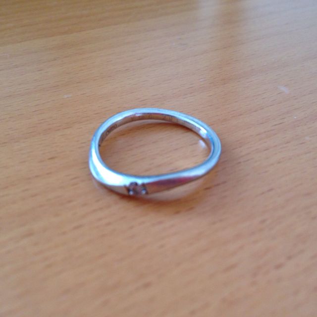 【4℃ BRIDAL(ヨンドシーブライダル)の口コミ】 指輪のラインにひねりがあって、指の付け根にピタッとフィットすることで…