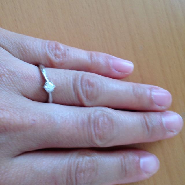 【4℃ BRIDAL(ヨンドシーブライダル)の口コミ】 指輪のラインにひねりがあって、指の付け根にピタッとフィットすることで…