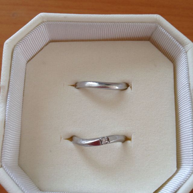 【4℃ BRIDAL(ヨンドシーブライダル)の口コミ】 指輪のラインにひねりがあって、指の付け根にピタッとフィットすることで…