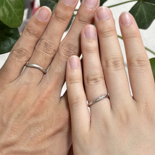 【銀座ダイヤモンドシライシの口コミ】 シンプルでこれから先ずっとつけていくのに飽きない。ウェーブ型で水かき…