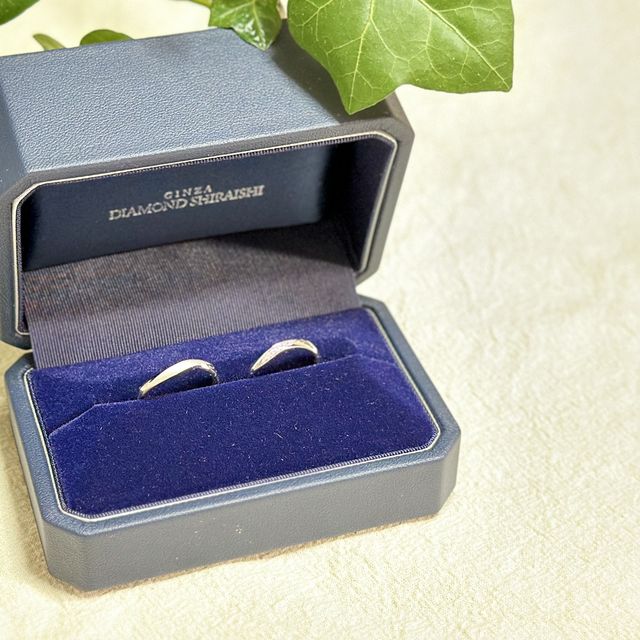 【銀座ダイヤモンドシライシの口コミ】 シンプルでこれから先ずっとつけていくのに飽きない。ウェーブ型で水かき…