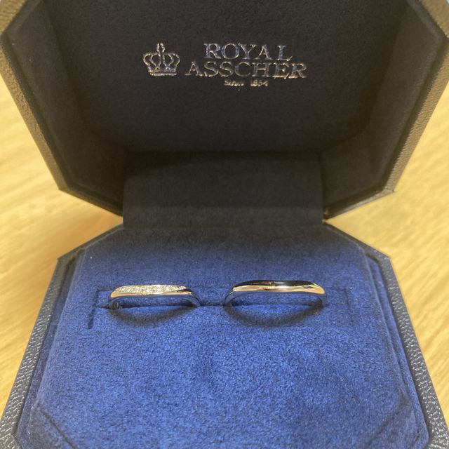 【ROYAL ASSCHER(ロイヤル・アッシャー)の口コミ】 写真ではわかりづらいですが、緩いU字カーブがかかっており、エンゲージリ…