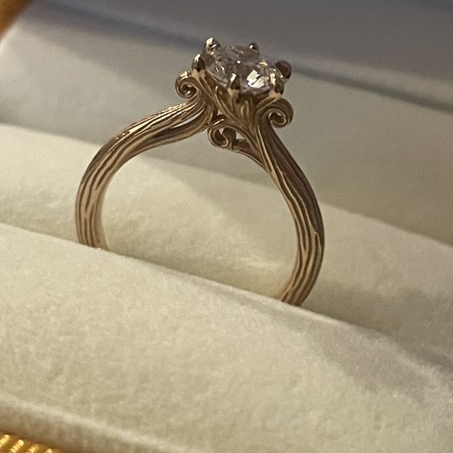【ケイウノ ブライダル(K.UNO BRIDAL)の口コミ】 植物モチーフの繊細なアンティーク調デザインが気に入りました。
ダイヤモ…